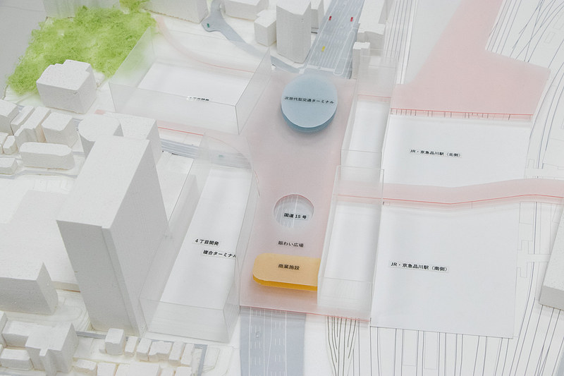 検討会の会場に展示してあった「国道15号・品川駅西口駅前広場整備事業計画」の模型を南側（川崎側）から撮影。国道15号（第一京浜）の右側（東側）の品川駅と左側（西側）を、フタをするような形で巨大なデッキが接続している
