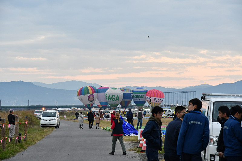 車両待機場所に到着するとローンチエリアではバルーンが膨らみはじめていた