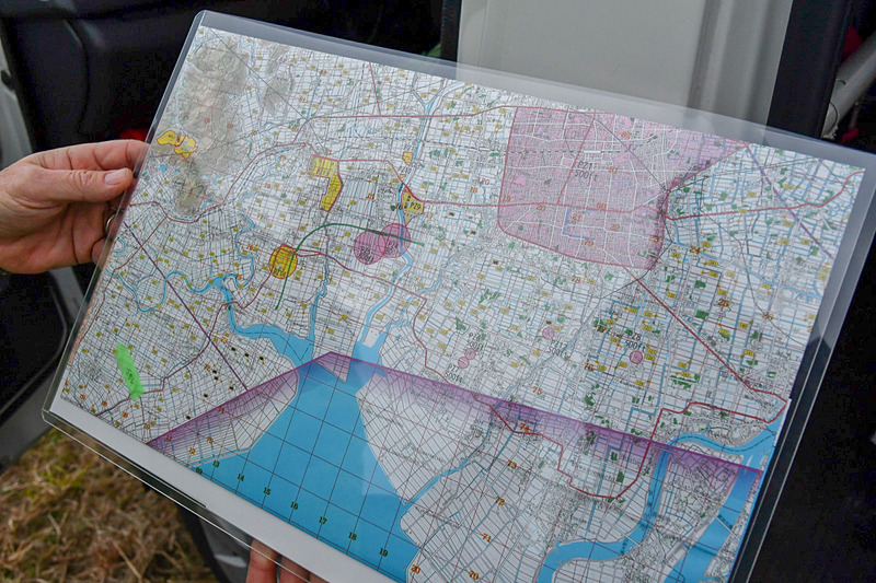 佐賀市内の見取り図。ピンク色のゾーンは立ち入り禁止。左下のグリーンの矢印が「ターゲット」と呼ばれる目標地点