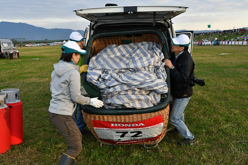 サービスカーからバルーンを下ろす。この時点ではそれぞれのパーツがバラバラ
