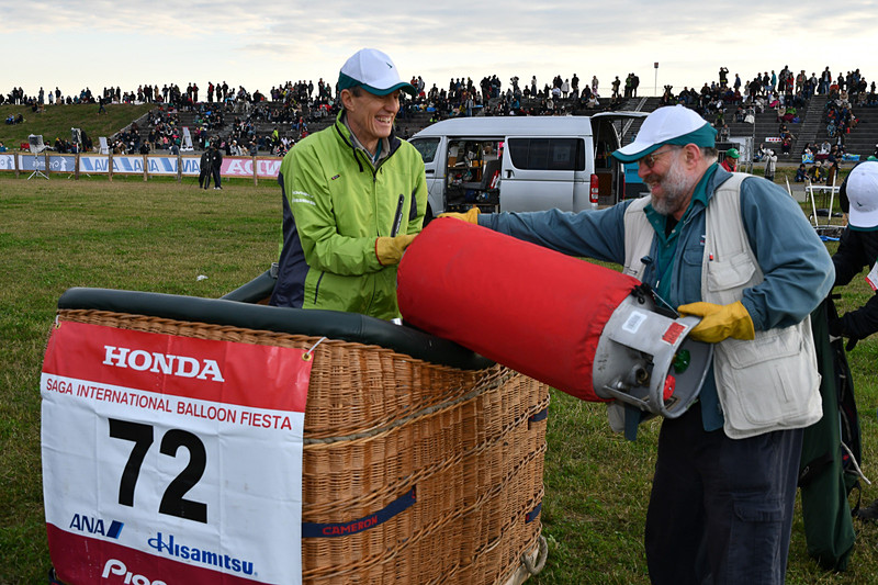 ゴンドラにガスボンベを搭載する。四隅に1本ずつ