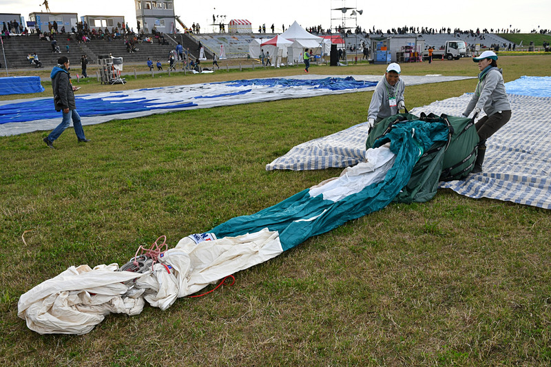 エンベロープをあらかじめ敷いておいた布の上に引き伸ばす