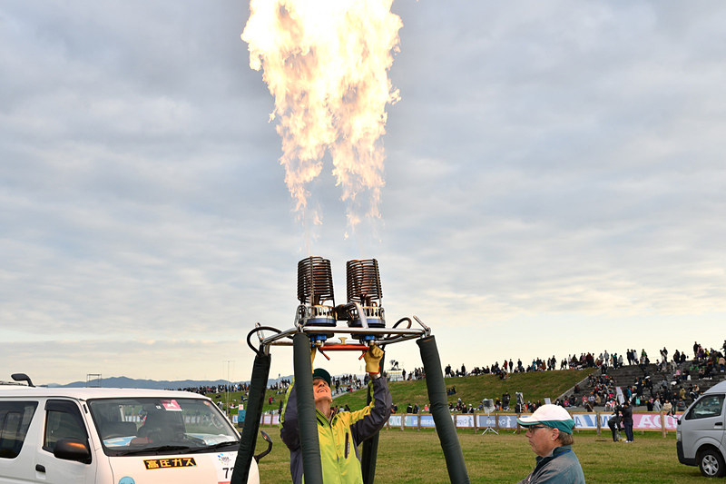 バーナーの試運転。離れていても瞬間的に熱気が伝わってくる