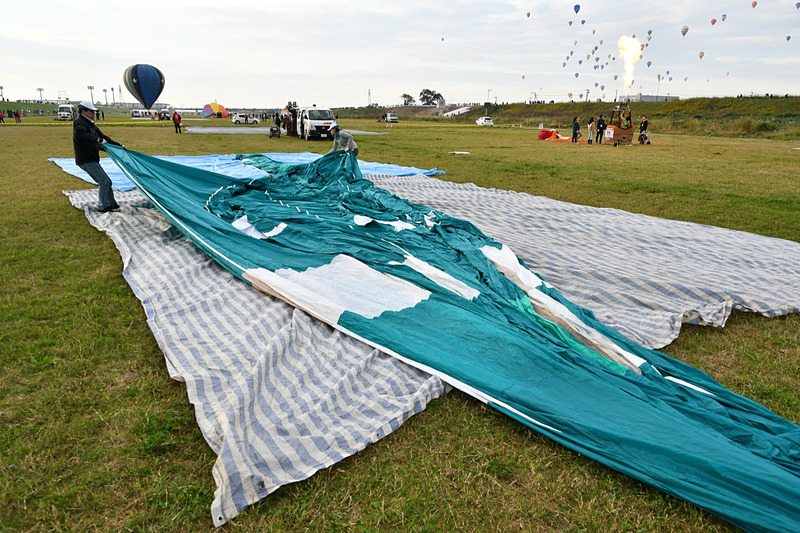 エンベロープを広げてゴンドラとワイヤで接続