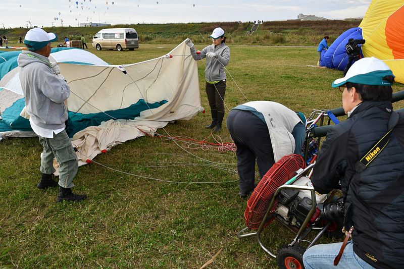 大型のブロアーでエンベロープの中に空気を送り込む