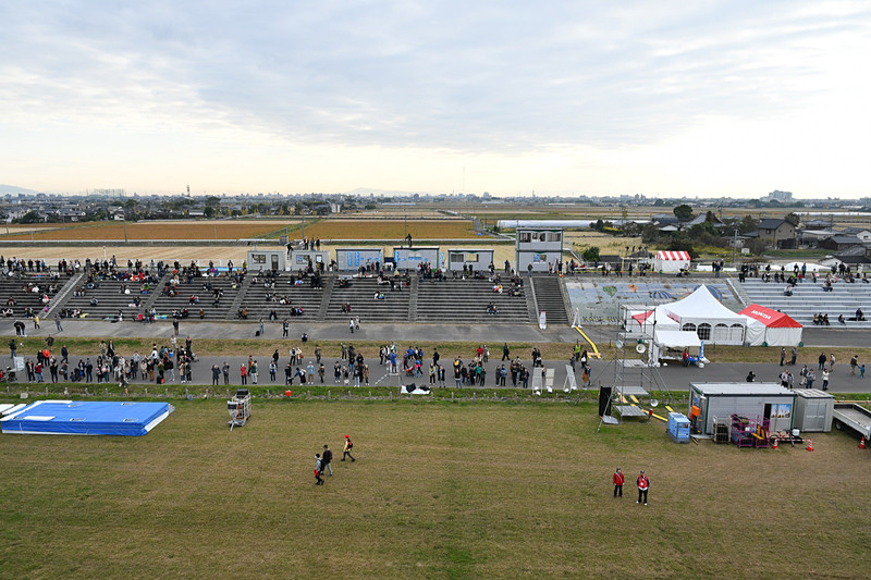 堤防が観客席となっている