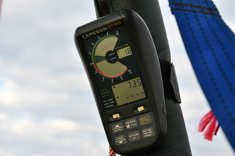 高度計は735フィート。224mといったところ。取材中は1300フィート（400m）までは確認できた