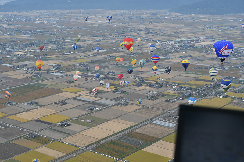 それぞれの高度で進んでいく。高い場所からほかのバルーンを見て、いまどちら向きの風が吹いているかを確認しつつ自分のバルーンの高度を判断する