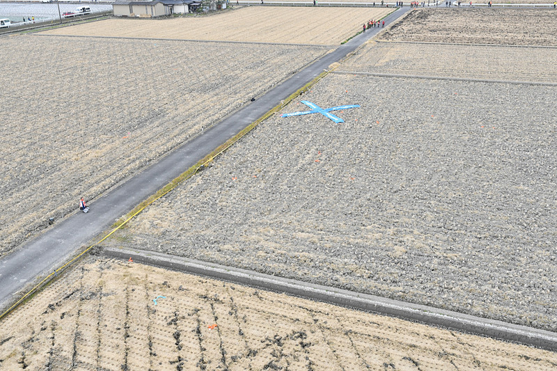 パイロットの判断でマーカーを落とす。手前の青いマーカーがブラック氏が投げたもの