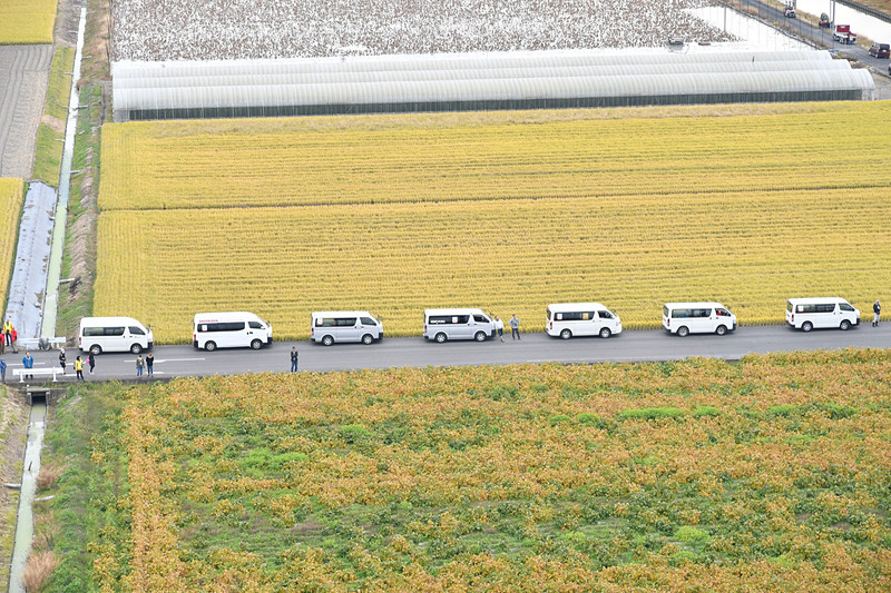 地上ではサービスカーがスタンバイ。降りる場所に近付いていく