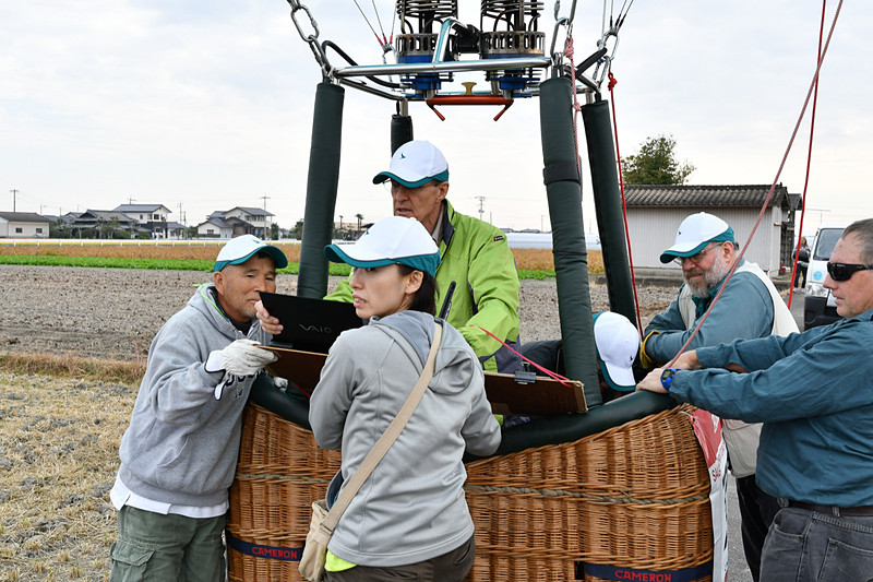 なんと側道にランディング。グランドスタッフが駆け寄ってきて固定