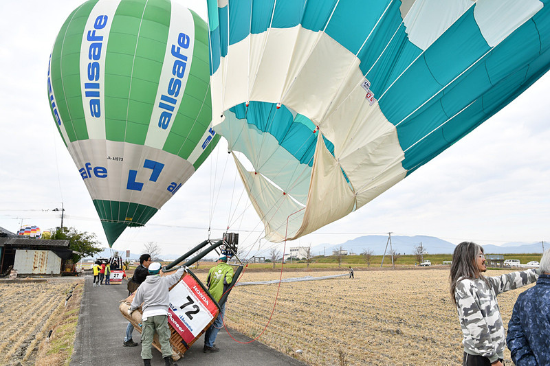 ロープを垂らして畑の方へ引っ張り斜めにする