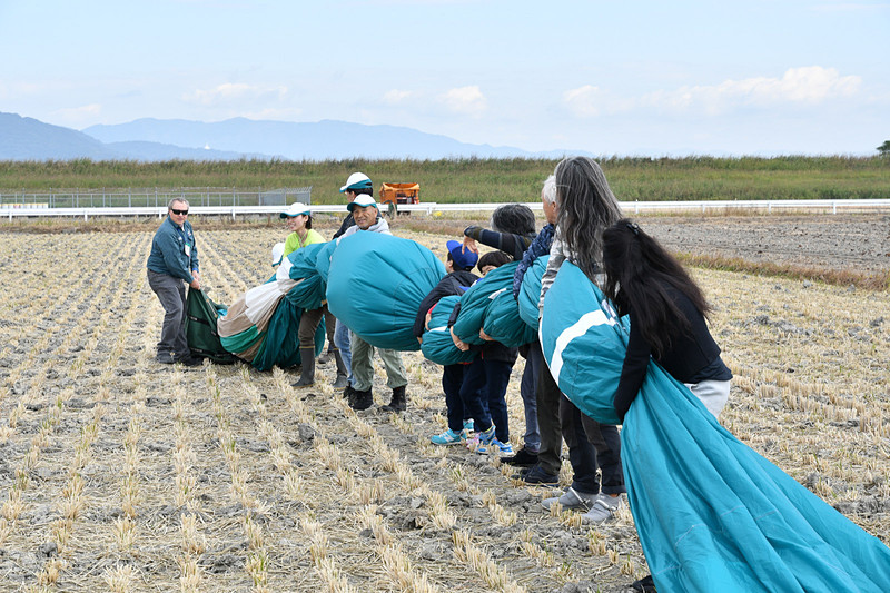 近くで見学していたファミリーもお手伝い