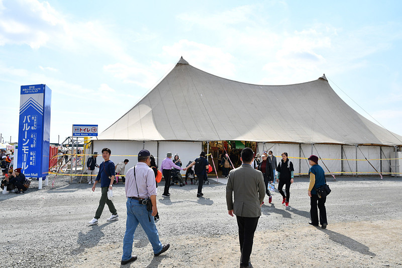 名産品が充実しているバルーンモール。直射日光を避けるために休憩場所としても使える