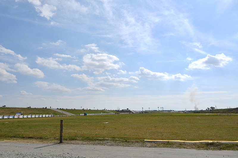 ローンチエリア。競技時間前になるとサービスカーが入場してくる