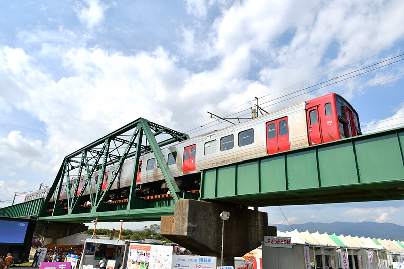 鉄橋を電車が通過していく