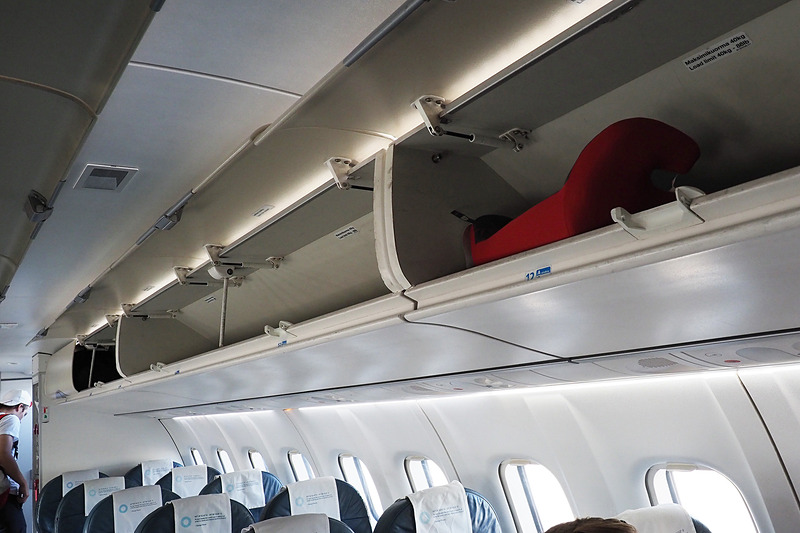 ATR 72-500型機は68人乗り。頭上の荷室も少々狭めです