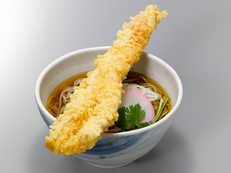 蕎麦 港屋の「天然一本穴子の天ぷらそば」（1580円）