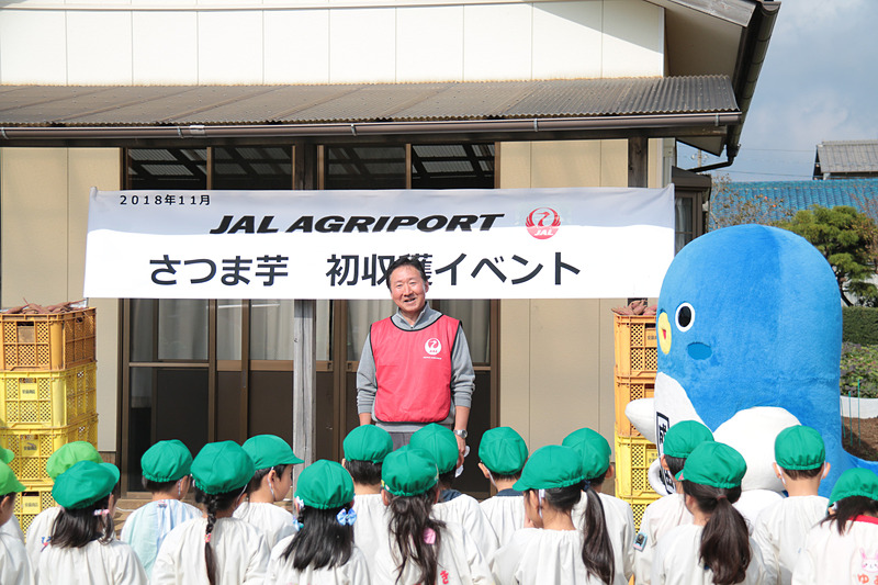 園児たちにあいさつするJAL Agriport株式会社 代表取締役 鎌形晶夫氏（中央）