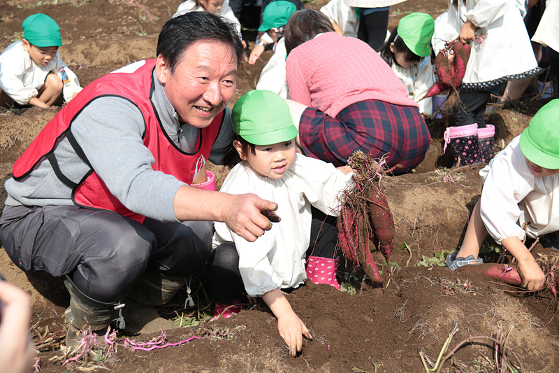 大きなサツマイモを掘り上げたときの、園児たちのうれしそうな表情