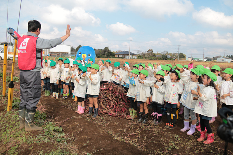 サツマイモ掘りが終了して、園児代表と鎌形社長があいさつ。みんなで手を振ってイベントは終了した