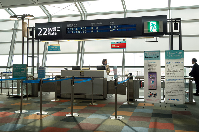 搭乗ゲート。「beyond M」の紹介バナーが掲示されている