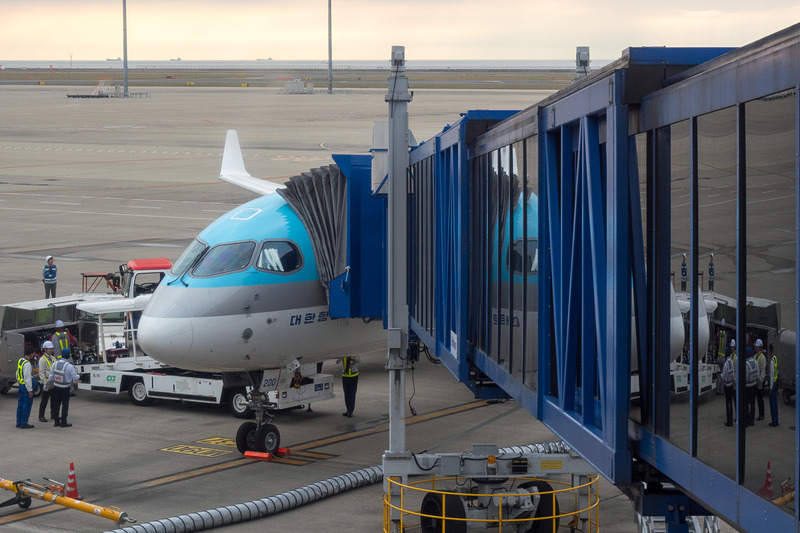 PBB（旅客搭乗橋）を渡って機内へ