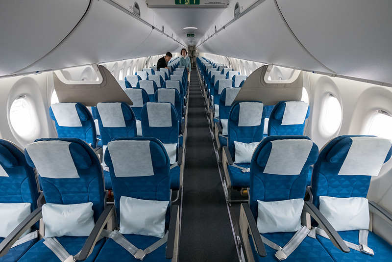 前方がエコノミープラス、壁で仕切られた後方がエコノミークラス。シートピッチの差は約10cmという数字以上のものを感じた