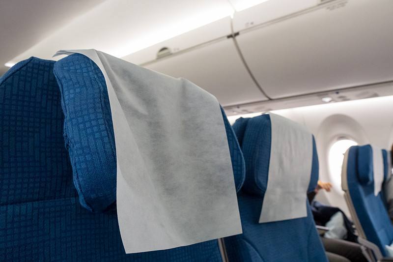 ヘッドレストは左右を折り曲げられる