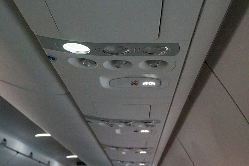 頭上のエアコン吹き出し口や読書灯など。3列席の通路側からはかなり遠いので要注意