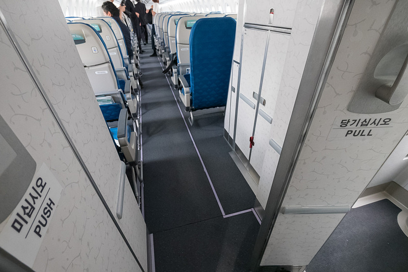 後方2か所のラバトリーはドアの開き方が異なる