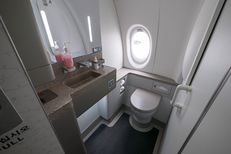 スターボードサイド（左舷側）後方のラバトリー