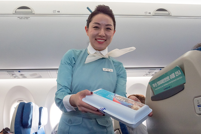 機内食はおにぎりとスナック菓子で、ディナー前の軽食としてはちょうどよいボリューム。ちなみにパッケージの「CROATIA」とはソウル～ザグレブ線の就航をPRしたもの
