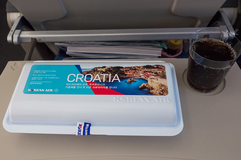 機内食はおにぎりとスナック菓子で、ディナー前の軽食としてはちょうどよいボリューム。ちなみにパッケージの「CROATIA」とはソウル～ザグレブ線の就航をPRしたもの