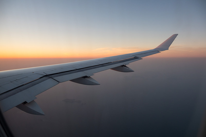 夕焼けに包まれる釜山の街並みを眺めながら着陸