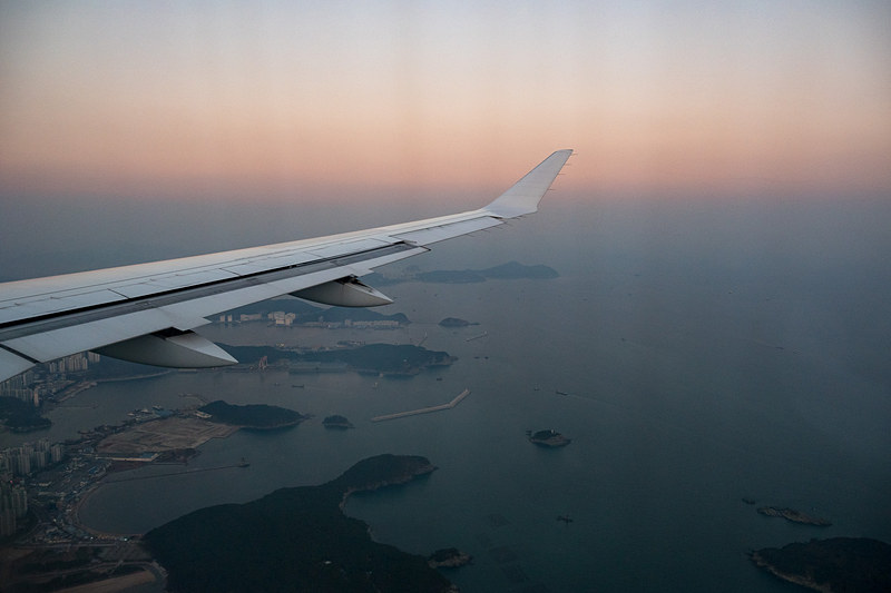 夕焼けに包まれる釜山の街並みを眺めながら着陸