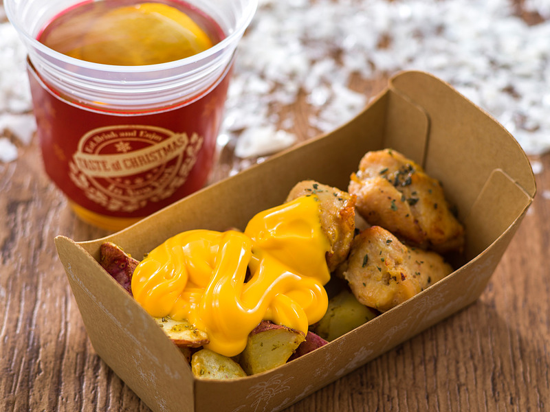 ハドソンリバー・ハーベストの「ローストチキン＆ベイクドポテトのチーズソース」（500円）と「ホットアプリコットカクテル」（680円）