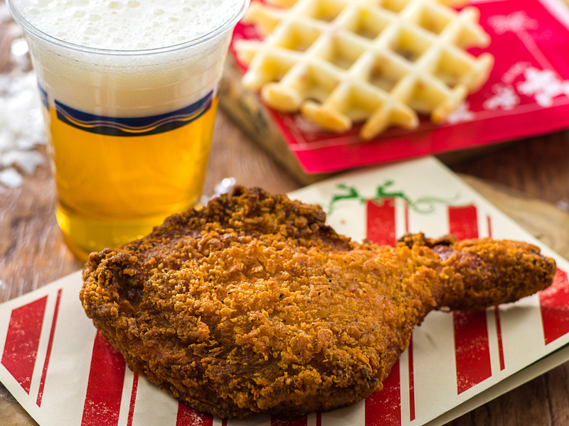 ドックサイドダイナー「フライドチキン＆ワッフル（ベーコン＆チーズ）」（920円）と「キリン一番搾り生ビール」（600円）