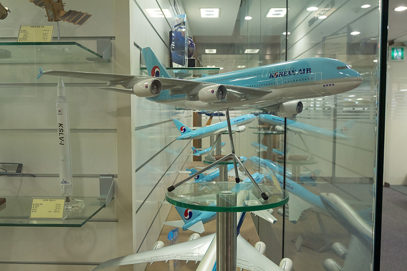 大韓航空テックセンターのエントランス。歴代旅客機のモデルプレーンのほか、人工衛星などの模型も展示されており、航空宇宙関連の複合企業らしさを感じさせる