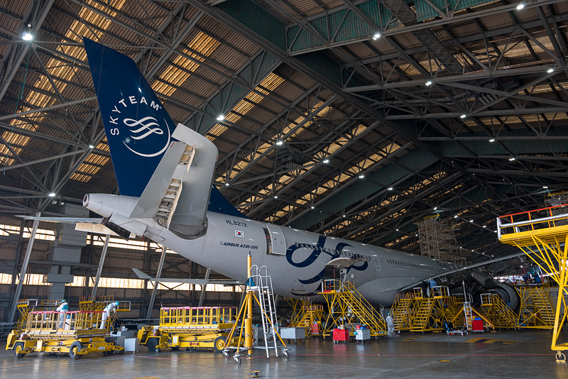 整備中のエアバス A330-200型機。スカイチーム塗装の機体
