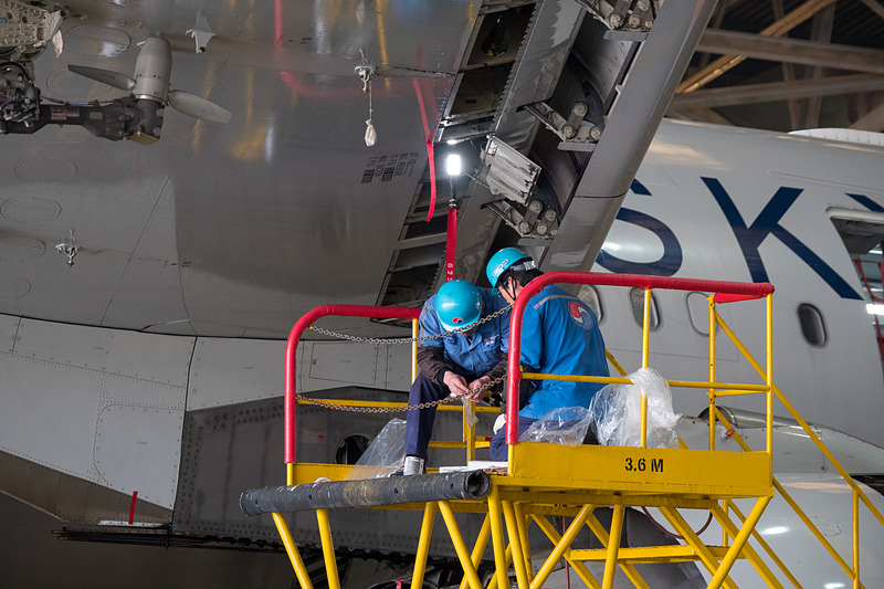 整備中のエアバス A330-200型機。スカイチーム塗装の機体