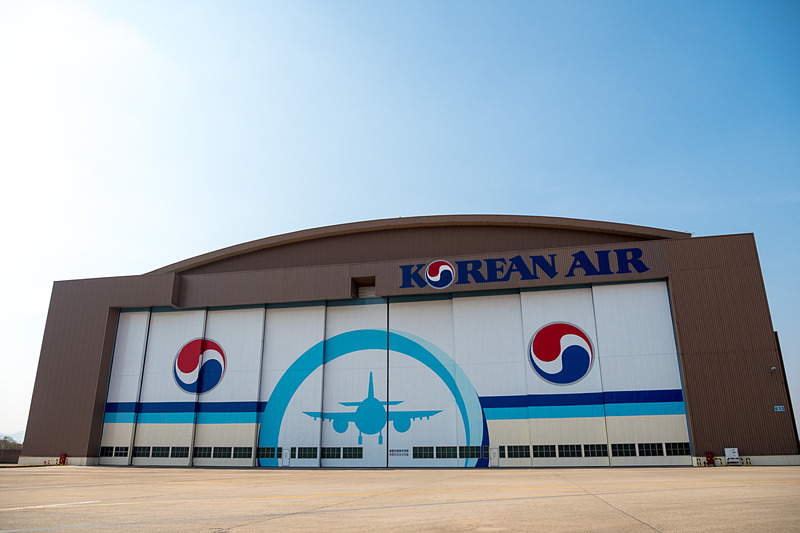 塗装ハンガーの航空機搬出入口