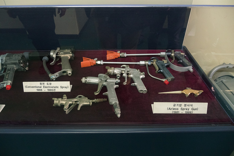 過去に使われた塗装器具や、塗装見本などをディスプレイ