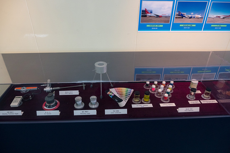 過去に使われた塗装器具や、塗装見本などをディスプレイ