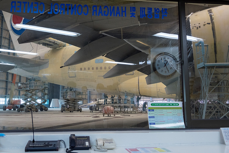 作業や搬出入の指示を行なうハンガー・コントール・センターから見学。下塗りのプライマーが剥き出しになったエアバス A380型機の作業が行なわれていた。写真右下は、水平尾翼付け根部分の塗装の変更点