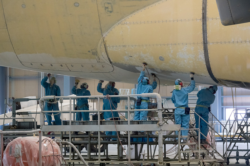 作業や搬出入の指示を行なうハンガー・コントール・センターから見学。下塗りのプライマーが剥き出しになったエアバス A380型機の作業が行なわれていた。写真右下は、水平尾翼付け根部分の塗装の変更点