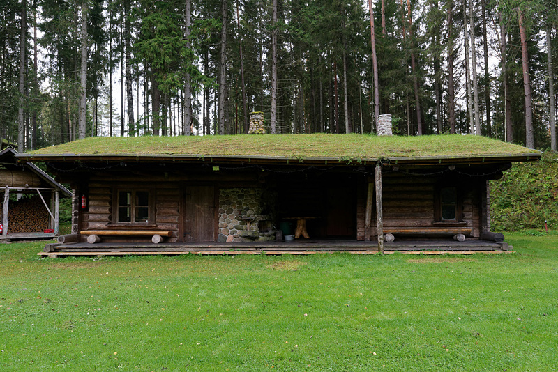 休憩室、脱衣所、サウナルームの3部屋からなる小屋