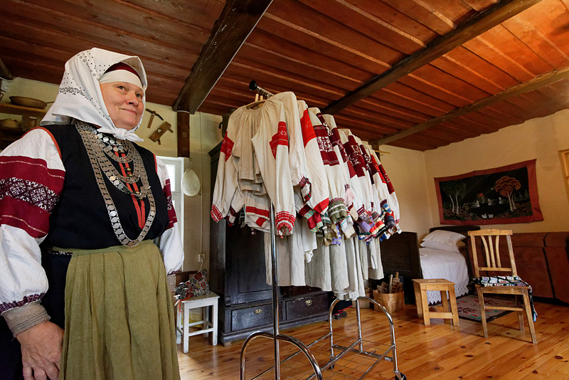 主に女性用の民族衣装が多数用意されている