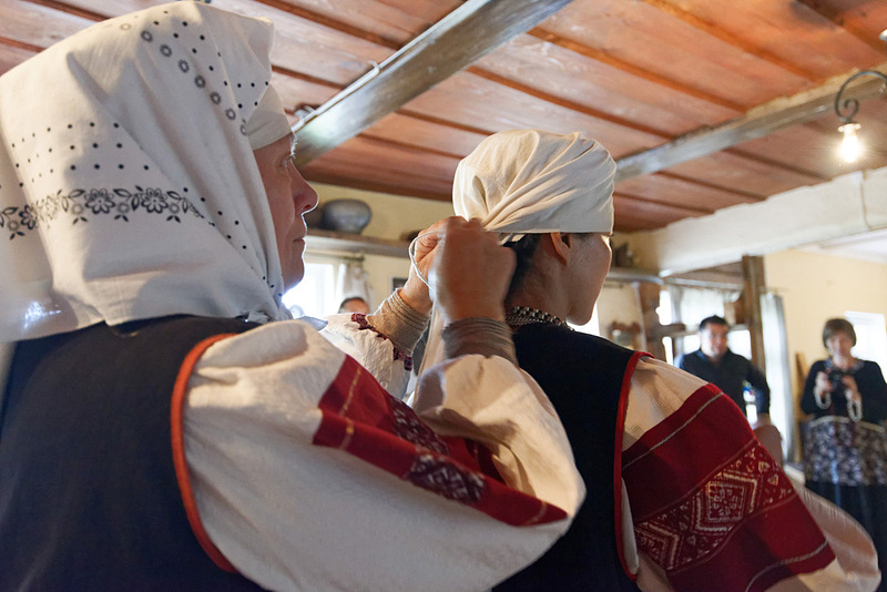 未婚か既婚かで、頭に被るフードの種類が異なる