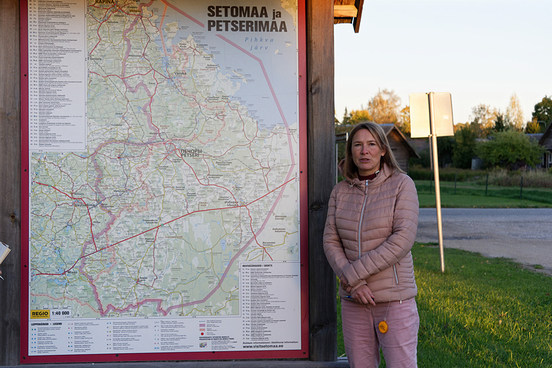 「Setomaa」とは「セトの土地」のこと。地図ではロシア領内にまで広がる太い赤線内の地域を指す。現在のエストニア内に残るセトのエリアは、地図中央付近に見えるピンク色の細い線（国境）から左側の部分。解説していただいたのはセト地方のツアーガイドをしているヘレン・キルヴィクさん